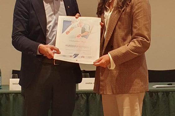 Oltre ai 60 uomini, tra i premiati dal consigliere provinciale Luis Walcher vi erano anche 29 donne. (Foto: USP)