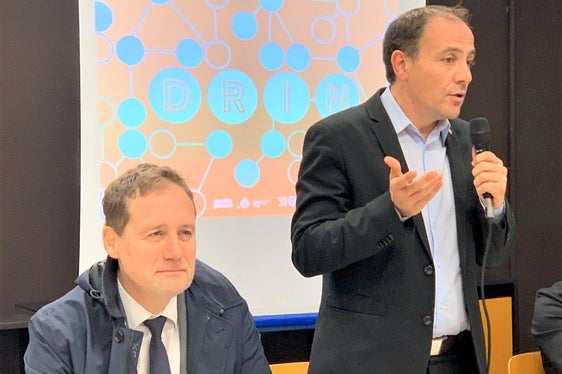 LR Bessone (l.) und LR Vettorato: Das sanierte Gebäude der ehemaligen Staatstelefone soll zu einem neuen Modell für kulturelle Entwicklung werden. (Foto: LPA)