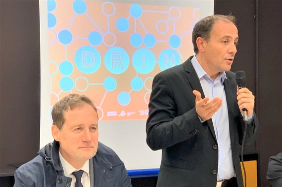 LR Bessone (l.) und LR Vettorato: Das sanierte Gebäude der ehemaligen Staatstelefone soll zu einem neuen Modell für kulturelle Entwicklung werden. (Foto: LPA)