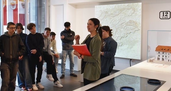 Die interaktive Euregio-Ausstellung im Euregio-Infopoint in Innsbruck hat auch während der Weihnachtsferien zu den regulären Öffnungszeiten geöffnet. (Foto: Land Tirol/Neuner)