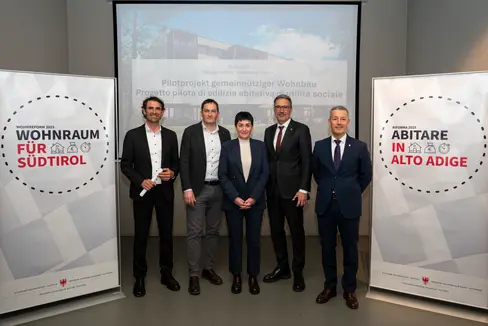 Oggi è stato presentato il primo progetto di costruzione nell'ambito dell'edilizia abitativa di utilità sociale. Nella foto (da sinistra) Leonhard Resch, responsabile di Arca nel KVW, il sindaco di Bressanone Andreas Jungmann, Ulli Mair, assessora provinciale all'Edilizia abitativa, il presidente della Provincia Arno Kompatscher e Peter Brunner, assessore provinciale allo Sviluppo del territorio. (Foto: USP/Fabio Brucculeri)