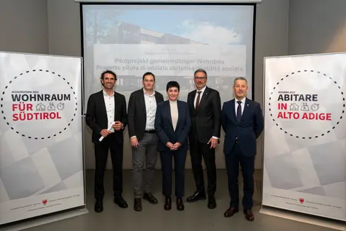 Sie stellten heute das erste gemeinnützige Wohnbauprojekt Südtirols vor (von links): Der Referatsleiter der Arche im KVW, Leonhard Resch, Bürgermeister Andreas Jungmann, die Landesrätin für Wohnbau, Ulli Mair, Landeshauptmann Arno Kompatscher und der Landesrat für Raumordnung, Peter Brunner. (Foto: LPA/Fabio Brucculeri)