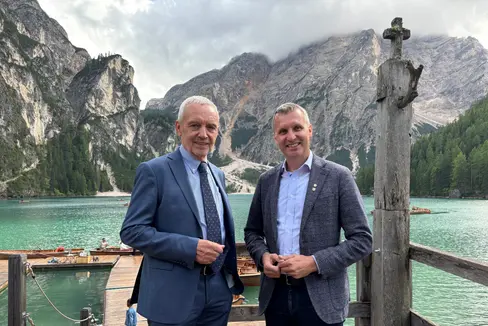 Convinti dell'esemplarità della gestione dell'hotspot della Valle di Braies: il sindaco Friedrich Mittermair e l'assessore provinciale Luis Walcher. (Foto: USP/Sabine Pitscheider)
