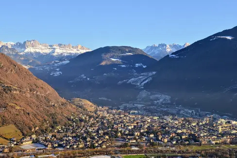 Tutti i 116 comuni dell'Alto Adige sono stati ufficialmente classificati dal Governo italiano come comuni montani. Questa classificazione comporta agevolazioni per gli investimenti e per l'agricoltura. Nella foto: la conca di Bolzano. (Foto: USP/Peter Daldos)