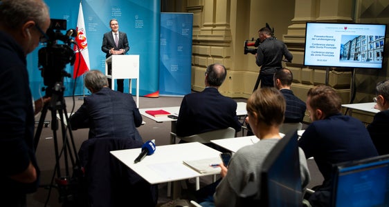 Dopo la seduta della Giunta, il presidente Arno Kompatscher ha presentato una serie di delibere, tra le quali la prima variazione del bilancio di previsione 2024-26. (Foto: LPA/Fabio Brucculeri)