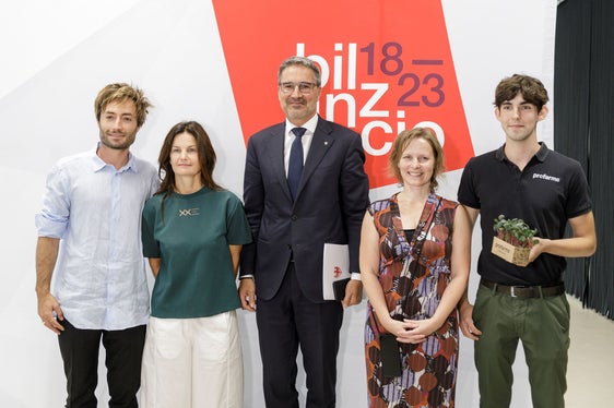 Il presidente Arno Kompatscher con i fondatori di aziende innovative altoatesine (da sinistra) Maicol Verzotto, Sara Canali, Valeria Told e Ulrich Kager (Foto: ASP/Tiberio Sorvillo)