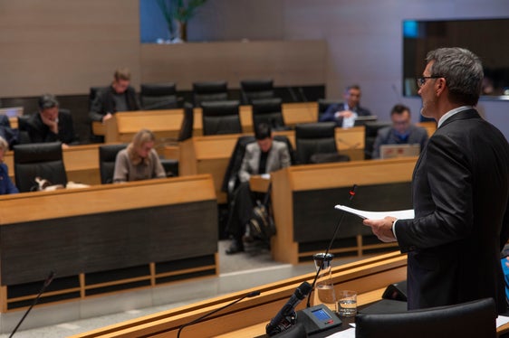 Ein gut ausgestatteter Haushalt, der viele Gestaltungsmöglichkeiten garantiert: LH Arno Kompatscher stellte den Entwurf zum Landeshaushalt 2023 heute, 6. Dezember, im Südtiroler Landtag vor. (Foto: LPA/Fabio Brucculeri)