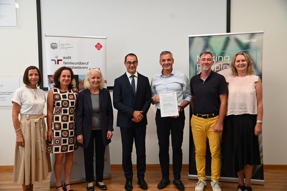 Tra i 24 datori di lavoro altoatesini che hanno completato con successo tutte le fasi dell'audit famigliaelavoro c'è la Ivoclar, con sede a Naturno (da sinistra: Irmgard Fiechter e Irmgard Lantschner della Camera di commercio di Bolzano, l'auditrice Marlene Preims, il segretario generale della Camera di commercio Alfred Aberer, Alois Pföstl e Cristian Beneduce della Ivoclar, Michaela Stockner dell'Agenzia per la famiglia). (Foto: LPA/Carmen Kollmann)