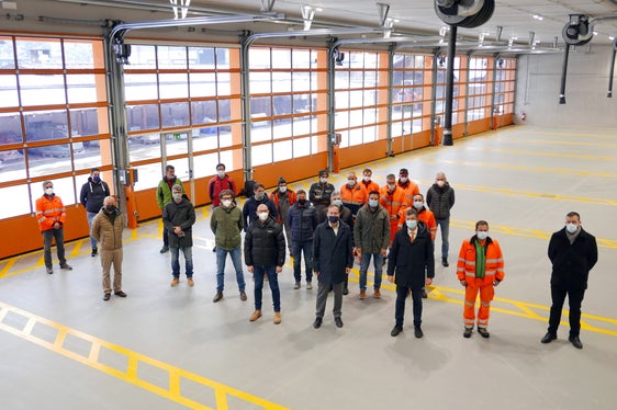 Il nuovo capannone del cantiere val Pusteria a Stegona consta di 10 box per camion e potrà ospitare anche le relative attrezzature. Lo hanno visionato gli assessori provinciali Alfreider e Bessone (3° e 4° da dx) assieme a tecnici e stradini. (Foto: ASP/Ingo Dejaco)