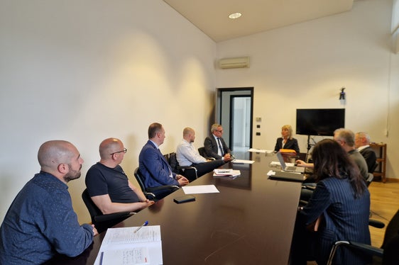 Nel corso dell’incontro di lunedì 13 gennaio, l’assessore Bianchi, accompagnato dal direttore della Ripartizione Amministrazione del patrimonio, Daniel Bedin, ha presentato alla presidente del Tribunale di Bolzano, Francesca Bortolotti, una proposta per quelli che saranno i lavori di ristrutturazione del palazzo di giustizia. (Foto: ASP/Gianluca Crocco)