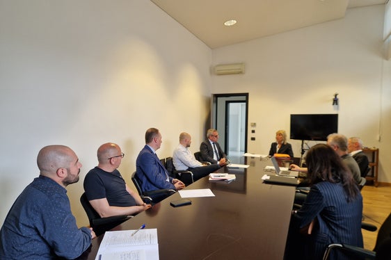 Nel corso dell’incontro di lunedì 13 gennaio, l’assessore Bianchi, accompagnato dal direttore della Ripartizione Amministrazione del patrimonio, Daniel Bedin, ha presentato alla presidente del Tribunale di Bolzano, Francesca Bortolotti, una proposta per quelli che saranno i lavori di ristrutturazione del palazzo di giustizia. (Foto: ASP/Gianluca Crocco)