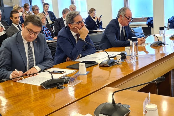 Il presidente della Provincia autonoma di Bolzano, Arno Kompatscher, al centro tra il governatore trentino Maurizio Fugatti (a sinistra) e quello del Veneto Luca Zaia (Foto: Davide Cordua)