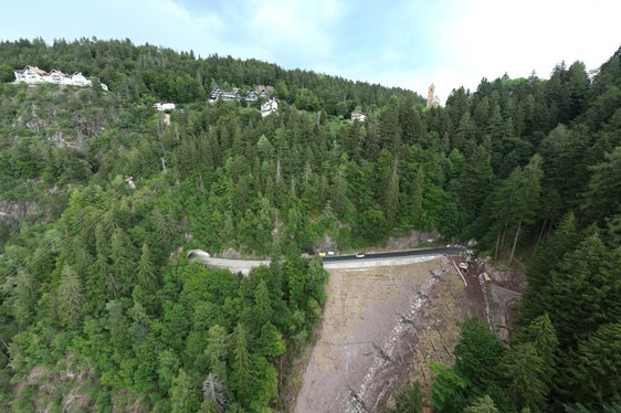 Nach dem Lokalaugenschein von Infrastrukturen- und Mobilitätslandesrat Daniel Alfreider, den Bürgermeisterinnen von Meran, Hafling und Vöran Katharina Zeller, Sonja Anna Plank und Daniela Mittelberger, den Vertretern der Freiwilligen Feuerwehren von Hafling und Labers und den beauftragten Unternehmen wurde die Straße wieder in beide Richtungen für den Verkehr geöffnet. (Foto: LPA/g.news)
