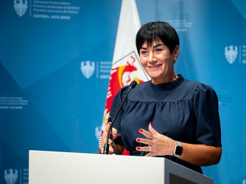 Wohn-Landesrätin Ulli Mair erklärt, dass die Förderungssummen und die Anzahl an Berechtigten im heurigen Jahr durch die Wohnbaureform 2025 deutlich steigen werden. (Foto: LPA/Fabio Brucculeri)