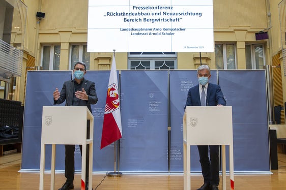 LH Kompatscher (l.) und LR Schuler: Die Erschließung der Berghöfe war ein zentrales Instrument in Südtirol, um Landflucht zu vermeiden. Diesen Weg der Förderung des ländlichen Raums wollen wir weitergehen. (Foto: LPA/Fabio Brucculeri)