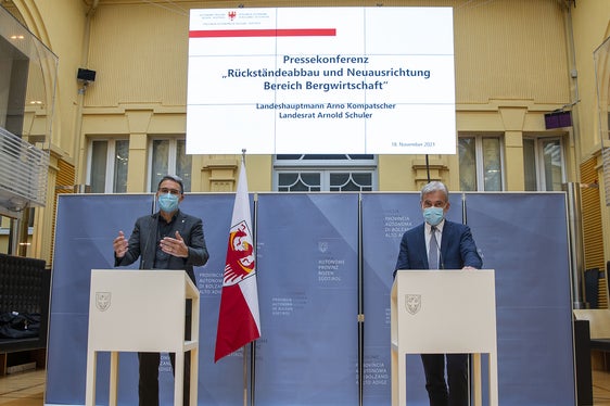 LH Kompatscher (l.) und LR Schuler: Die Erschließung der Berghöfe war ein zentrales Instrument in Südtirol, um Landflucht zu vermeiden. Diesen Weg der Förderung des ländlichen Raums wollen wir weitergehen. (Foto: LPA/Fabio Brucculeri)