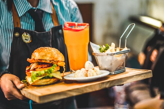 Oltre il 70% dei lavoratori a chiamata è impiegato nel settore alberghiero e della ristorazione (Foto: Bimo Luki/Unsplash)