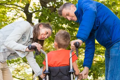 Su richiesta dell’assessora Deeg, a partire da settembre le famiglie con un figlio minore disabile avranno diritto a un assegno più alto (Foto: Agenzia per la Famiglia/Ingrid Heiss)