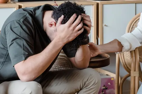 Oft kann schon ein aufmerksames Gespräch viel bewirken. Wer Anzeichen einer psychischen Krise ernst nimmt, ruhig nachfragt und verständnisvoll zuhört, kann Betroffenen helfen. Gemeinsam kann man dann Unterstützung suchen. Bei akuter Gefahr ist der Notruf 112 zu wählen. (Foto: Pexels. Das Foto darf nur in Zusammenhang mit dieser Pressemitteilung verwendet werden.)