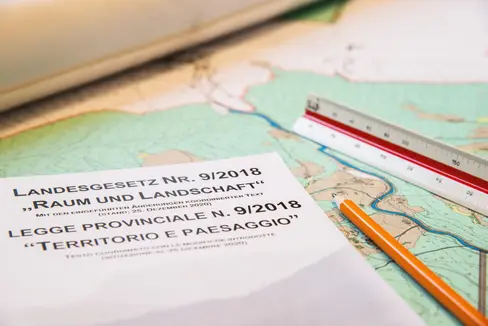 Vorgesehen vom Landesgesetz Raum und Landschaft: Die Gemeinde Ratschings verfügt über den ersten genehmigten Gemeindeplan für Raum und Landschaft, der als urbanistisches Planungsinstrument den Bauleitplan der Gemeinde ersetzt. (Foto: LPA/Peter Daldos)