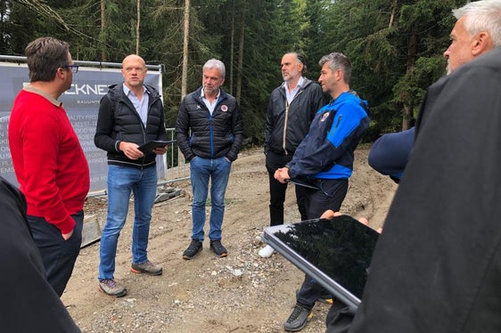 Bevölkerungsschutzlandesrat Schuler (Mitte) beim Lokalaugenschein mit (v.l.) Gemeindereferent Christian Plitzner, Gottfried Rier von GKN Hydrogen, Bürgermeister Martin Rienzner, Roland Fasolo vom Landesamt für Zivilschutz (Foto: LPA/Peter Möltner)