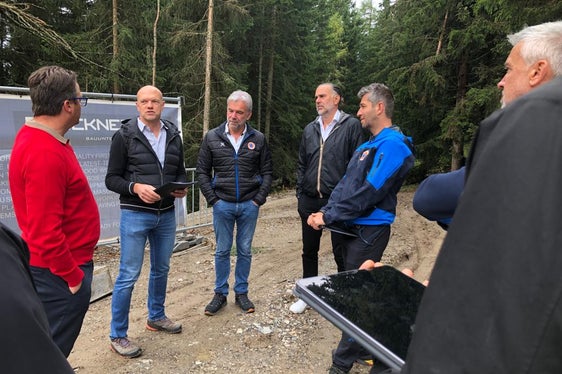 Bevölkerungsschutzlandesrat Schuler (Mitte) beim Lokalaugenschein mit (v.l.) Gemeindereferent Christian Plitzner, Gottfried Rier von GKN Hydrogen, Bürgermeister Martin Rienzner, Roland Fasolo vom Landesamt für Zivilschutz (Foto: LPA/Peter Möltner)