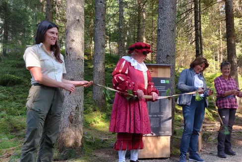 Assessora Hochgruber Kuenzer con la presidente dell'Associazione turistica Siusi allo Sciliar Christine Gasslitter Egger (2° da destra) all'inaugurazione del sentiero tematico: Gli altoatesini e gli ospiti in vacanza hanno ora un'altra possibilità di conoscere da vicino la nostra storia e il nostro paesaggio culturale. (Foto: ASP/Marcella Morandini)