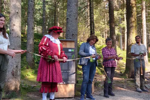LRin Hochgruber Kuenzer mit TV-Präsidentin Christine Gasslitter Egger (2.v.r.) bei der Eröffnung des Themenwegs: Südtiroler wie Urlaubsgäste haben nunmehr eine weitere Möglichkeit, unsere Geschichte und Kulturlandschaft hautnah kennenzulernen.“ (Foto: LPA/Marcella Morandini)