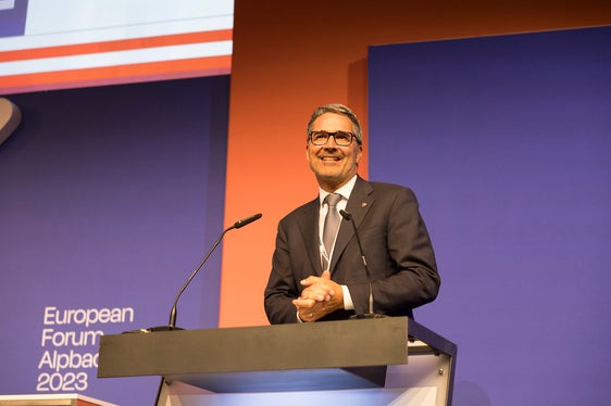 Il presidente della Provincia autonoma di Bolzano Arno Kompatscher: L'Alto Adige sta affrontando in modo ambizioso la necessaria riconversione energetica con l'obiettivo di diventare neutrale dal punto di vista climatico entro il 2040. Ciò che è incoraggiante è che questo offre anche grandi opportunità. (Foto: Land Tirol/Sedlak)