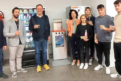 L'assessore Bessone ha attivato l'impianto e spillato simbolicamente un bicchiere d’acqua da uno dei quattro erogatori installati recentemente al Liceo Carducci. Da sx il direttore dell’ufficio per la gestione tecnica delle costruzioni Luca Carmignola, il direttore di Dipartimento Davide Gemmellaro, la dirigente scolastica Cristina Crepaldi e gli studenti del Consiglio d'istituto (Foto: ASP/Igor Cocca)