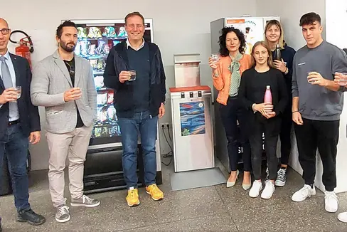 L'assessore Bessone ha attivato l'impianto e spillato simbolicamente un bicchiere d’acqua da uno dei quattro erogatori installati recentemente al Liceo Carducci. Da sx il direttore dell’ufficio per la gestione tecnica delle costruzioni Luca Carmignola, il direttore di Dipartimento Davide Gemmellaro, la dirigente scolastica Cristina Crepaldi e gli studenti del Consiglio d'istituto (Foto: ASP/Igor Cocca)