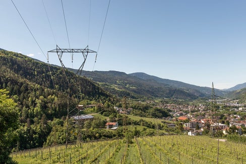 Dieses Bild könnte im (unteren) Eisacktal bald der Vergangenheit angehören: Bei der Reorganisation des Hochspannungsnetzes im Eisacktal werden viele neue Stromleitungen unterirdisch verlegt. (Foto: LPA/Claudia Corrent)