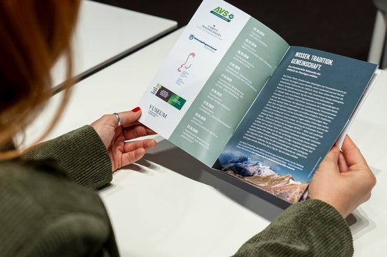 Waale, Almübertriebe, Trockenmauern, Bergsteigen: Bei neun Veranstaltungen können Interessierte, die lebendigen Traditionen des immateriellen Kulturerbes in Südtirol entdecken und aktiv erleben. Im Bild die Veranstaltungsbroschüre. (Foto: LPA/Fabio Brucculeri)