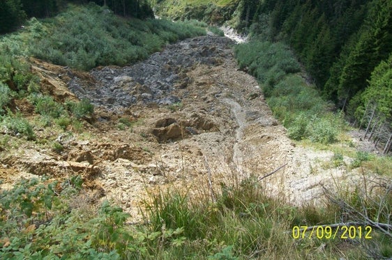 L'Ufficio provinciale sistemazione bacini montani Sud sta costruendo una barriera di ritenzione e diverse opere di difesa delle sponde sul Rio Camper (Kirchbach) nel Comune di Proves (Foto: ASP/Ufficio sistemazione bacini montani Sud)