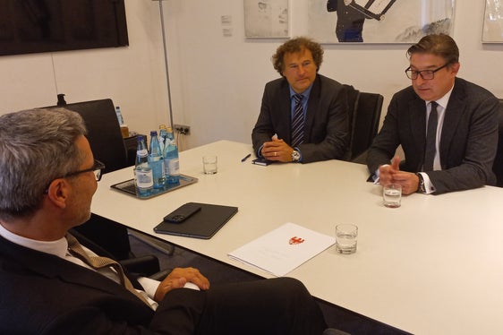 Lo scambio tra il presidente Kompatscher (di spalle) e il console generale Gregor Šuc (a destra), al quale ha preso parte anche il console Golob (a sinistra), è stato incentrato su tutela delle minoranze e riconoscimento dei titoli di studio. (Foto: USP/mdg)