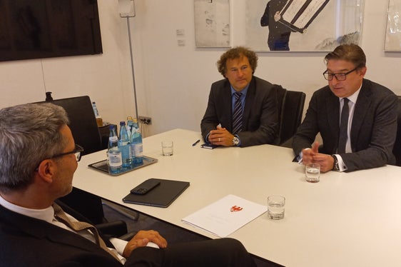 Lo scambio tra il presidente Kompatscher (di spalle) e il console generale Gregor Šuc (a destra), al quale ha preso parte anche il console Golob (a sinistra), è stato incentrato su tutela delle minoranze e riconoscimento dei titoli di studio. (Foto: USP/mdg)