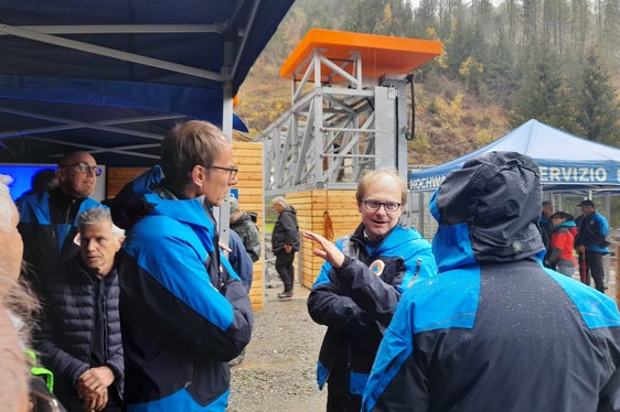 Projektverantwortlicher Rudi Nadalet (Bildmitte) vom Landesamt für Hydrologie und Stauanlagen (Foto: LPA/Maja Clara)