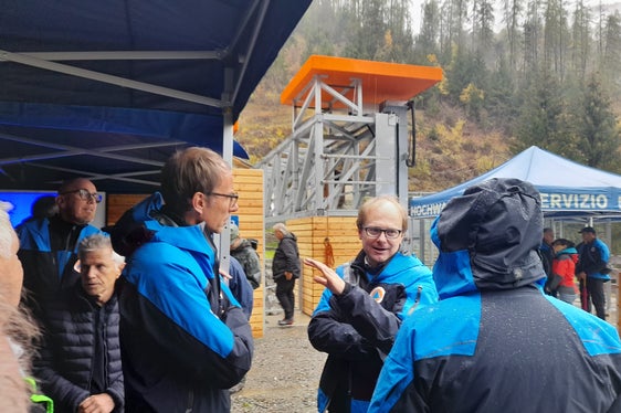 Projektverantwortlicher Rudi Nadalet (Bildmitte) vom Landesamt für Hydrologie und Stauanlagen (Foto: LPA/Maja Clara)