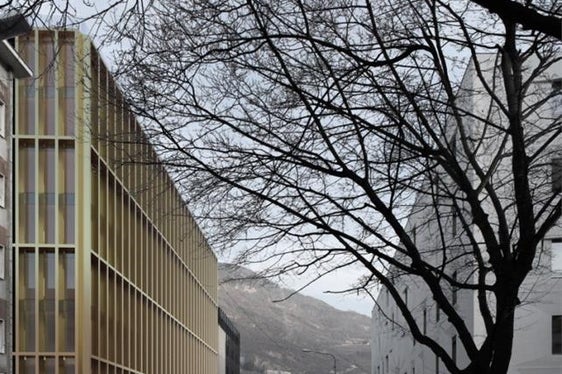 La conferenza stampa di fine legislatura dell'assessore Massimo Bessone si è tenuta oggi (24 luglio) presso il nuovo Palazzo della Ripartizione personale, costruito nell'arco di due anni. Consente alla Provincia di risparmiare oltre 800.000 euro all'anno di canone d’affitto (Foto: ASP/Edilizia pubblica)