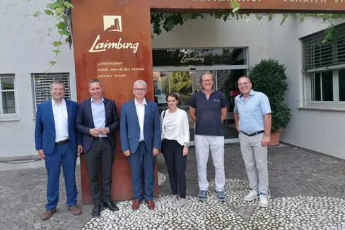 v.l.n.r. Anton Hübl (Landwirtschaftsministerium Bayern), Landesrat Luis Walcher, der Amtschef des bayrischen Landwirtschaftsministeriums Hubert Bittlmayer, Rebekka Kornder (Landwirtschaftsministerium Bayern), Walter Guerra (Laimburg) und Günther Pertoll (Laimburg) bei der Besichtigung des Versuchszentrums Laimburg in Pfatten. (Foto: LPA/Martin Pazeller)