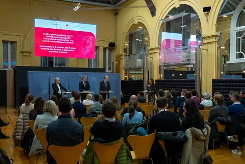 Der 15. Lehrgang, über den 60 Jungakademikerinnen und Jungeakademiker eine Befähigung für das Amt des Gemeindesekretärs oder der Gemeindesekretärin erlangen können, ist am 8. November im Landhaus 1 in Bozen eröffnet worden. (Foto: LPA/Fabio Brucculeri)