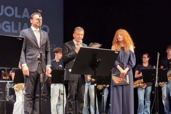 Storie di successo, con uno sguardo al futuro. La scuola italiana ha celebrato al Teatro Comunale l'avvio del nuovo anno: Nella foto (da destra) la moderatrice Chiara Sartori, il sovrintendente scolastico Vincenzo Gullotta e l'assessore provinciale all'Istruzione Marco Galateo. (Foto: Direzione Istruzione e Formazione italiana)