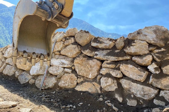 Der aus Zyklopensteinen gebaute Damm zum Schutz vor der Eberhöfer Lawine in Martell. (Foto: LPA/Noemi Prinoth)