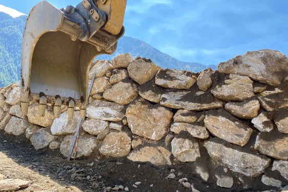 Der aus Zyklopensteinen gebaute Damm zum Schutz vor der Eberhöfer Lawine in Martell. (Foto: LPA/Noemi Prinoth)