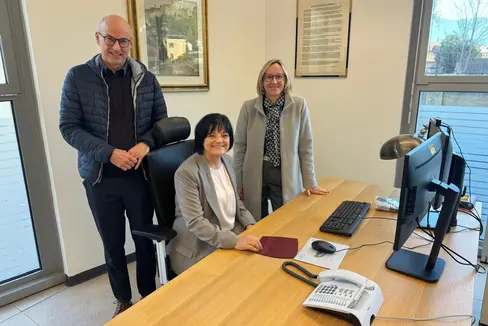 La nuova direttrice dell'Ispettorato del lavoro Petra Piffer alla sua scrivania affiancata dall'assessora al Lavoro Magdalena Amhof e dal direttore di Dipartimento Günther Burger (Foto: USP)