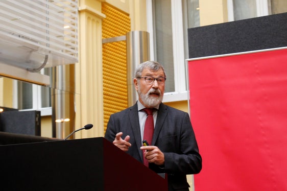 Professor Klaus Bös vom Institut für Sport- und Sportwissenschaft am Karlsruher Institut für Technologie stellte bei der heutigen Pressekonferenz die Ergebnisse der Südtiroler Studie Fitnessbarometer vor. (Foto: LPA/Verena Hilber)