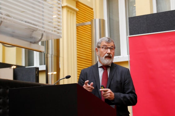 Professor Klaus Bös vom Institut für Sport- und Sportwissenschaft am Karlsruher Institut für Technologie stellte bei der heutigen Pressekonferenz die Ergebnisse der Südtiroler Studie Fitnessbarometer vor. (Foto: LPA/Verena Hilber)