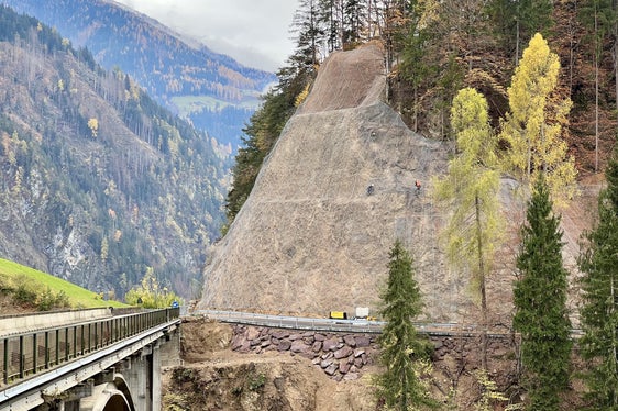 Damit die Straße ins Ultental während der Brückensanierung nicht gesperrt werden muss, wird der Verkehr umgeleitet. (Foto: LPA/Landesabteilung Tiefbau)