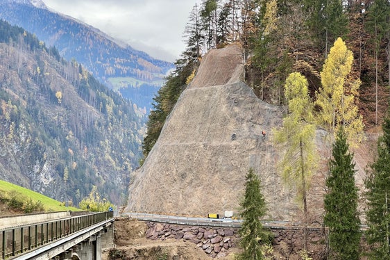 Per evitare la chiusura della strada della Val d'Ultimo durante i lavori di ristrutturazione del ponte, il traffico viene deviato lungo un bypass. (Foto: ASP/Ripartizione Infrastrutture)