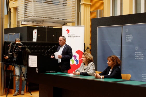 Gustav Tschenett, direttore del Dipartimento Istruzione e Formazione tedesca, ha sottolineato che il progetto di mobilità studentesca LISE verrà finanziato con circa quattro milioni di euro negli anni scolastici 2024/2025 e 2025/2026 (Foto: ASP/Verena Hilber)